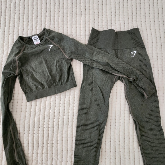 Never worn! Forrest green Gymshark Workout gear, black shorts included free - Picture 1 of 6